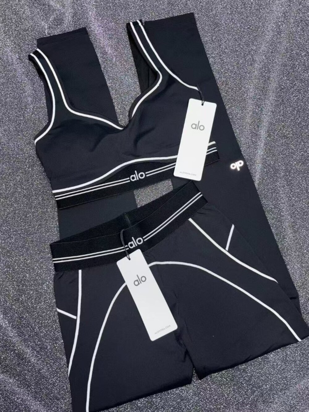 NWT ALO Yoga Airbrush Heart Throb Bra Legging Set Black White - Picture 4 of 9